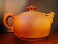 Глиняный заварочный чайник. Источник http://teastaf.ru