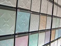 Выбор потолочной плитки достаточно широк. Источник http://stroykamontazh.ru