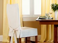 Если стулья в чехлах, то скатерть на стол лучше не стелить. Источник http://www.supershtory.ru