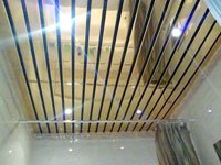 Алюминиевые реечные потолки для ванной комнаты — практично и эффектно. Источник http://2proraba.com
