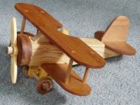 Деревянная игрушка-самолет. Источник http://sodaklady.files.wordpress.com