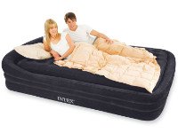 Надувной матрас-кровать удобно использовать как спальное место для гостей. Источник http://intex.kharkov.ua
