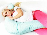 Подушка для беременных и кормящих удобнее, чем «конструкции» из диванных подушек и одеяла. Источник http://blogspot.com