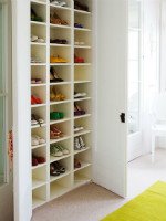 Если обуви действительно много, то лучше приобрести специальный обувной шкаф. Источник http://suntown.com.ua