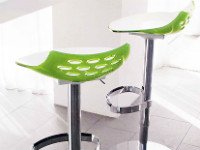 Барные металлические стулья для кухни, как правило, дополняются пластиковым, мягким или деревянным сиденьем. Источник http://www.cheapoutdoorbarstools.com