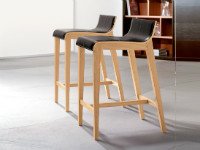 Деревянные барные стулья для кухни. Источник http://www.ib-gallery.ru