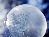 Замороженый мыльный пузырь — отличное развлечение! Источник http://lifehacker.ru