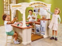 Вполне вероятно, что детская игровая кухня привлечет внимание не только девочек, но и мальчиков. Источник http://ideas.vdolevke.ru