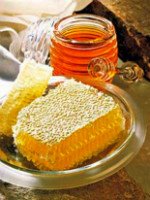 Если Вы хотите приобрести совсем немного меда и не будете его хранить, то отдайте предпочтение тому, что продается в сотах. Источник http://medbabka.ru