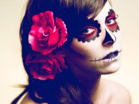 Макияж на Хэллоуин для скелета может быть весьма романтичным. Источник http://gdefon.ru