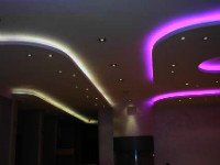 Комбинированная светодиодная подсветка потолка. Источник http://www.svetilniki96.ru
