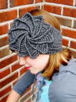Украсьте повязку на голову цветами. Источник http://kniti.ru