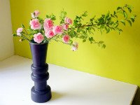 Икебана из цветов в высокой вазе. Источник http://staticflickr.com