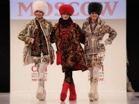 Вячаслав Зайцев, как и многие дизайнеры, тоже не обходит вниманием женские валенки. Источник http://samovalki.ru