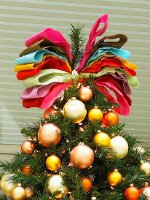 Не бойтесь экспериментировать, украшая новогоднюю елку. Источник http://cdn.homedit.com