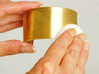 Чистить золото в домашних условиях нужно без применения абразивных средств. Источник http://www.infoniac.ru