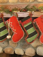 Новогодние носки хорошо смотрятся и над камином…. Источник http://www.meredith.com