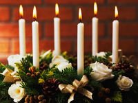 Классическая новогодняя композиция из елового венка и свечей. Источник http://www.floramarket.ru
