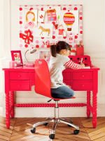 Виниловые наклейки оживят дизайн детской комнаты для девочки. Источник http://www.shelterness.com