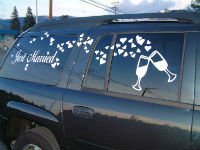 Виниловые наклейки помогут украсить свадебную машину своими руками. Источник http://www.etiquettehell.com