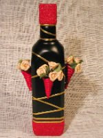 Собственноручно декорированная бутылка вина способна стать незабываемым подарком. Источник http://ladyemansipe.com