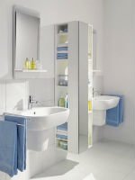 С помощью подвесного пенала для ванной можно зонировать пространство. Источник http://uutvdome.ru