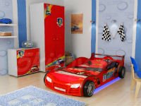 Детская кровать в виде машины позволит разнообразить интерьер детской комнаты. Источник http://5kitov.ru