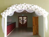 Свадебный декор из воздушных шаров, ткани и цветов смотрится очень эффектно. Источник http://зебра-нн.рф