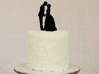 Заготовку с силуэтами легко превратить в фигурки на свадебный торт. Источник http://wedzu.com